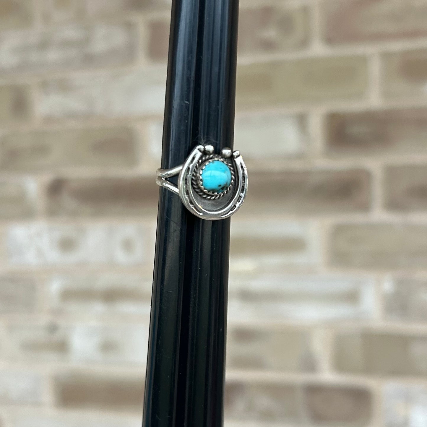 Horseshoe ring